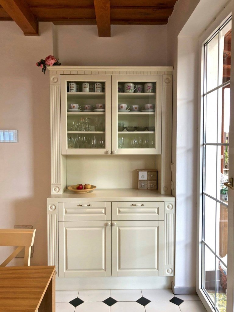 Tentokrát rustikální kuchyně s jídelnou, úžasným stropem a podlahou.&nbsp;Lakovaná slonová kost, dekor kamene a masivní dub, dýha a kondesign.&nbsp;Pár detailů…