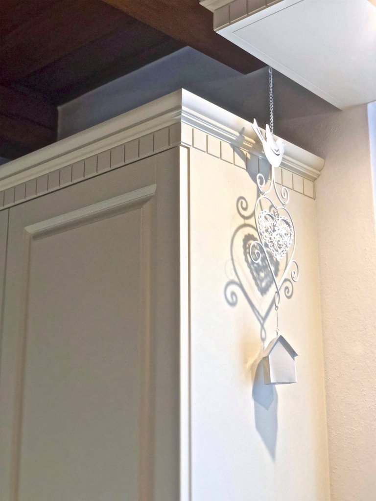 Tentokrát rustikální kuchyně s jídelnou, úžasným stropem a podlahou.&nbsp;Lakovaná slonová kost, dekor kamene a masivní dub, dýha a kondesign.&nbsp;Pár detailů…