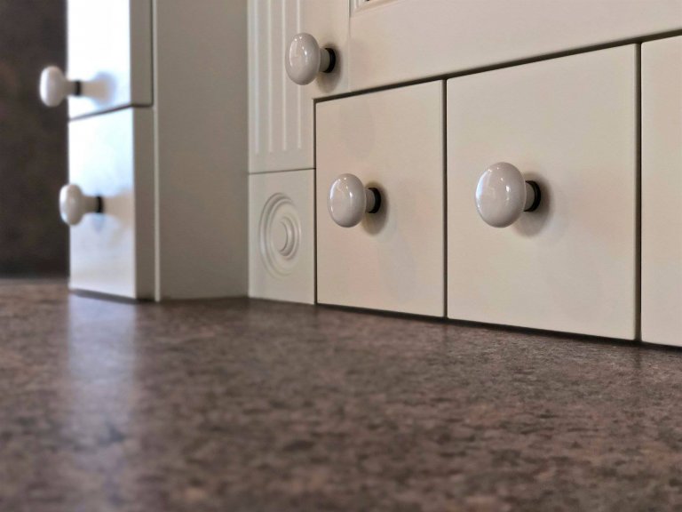 Tentokrát rustikální kuchyně s jídelnou, úžasným stropem a podlahou.&nbsp;Lakovaná slonová kost, dekor kamene a masivní dub, dýha a kondesign.&nbsp;Pár detailů…
