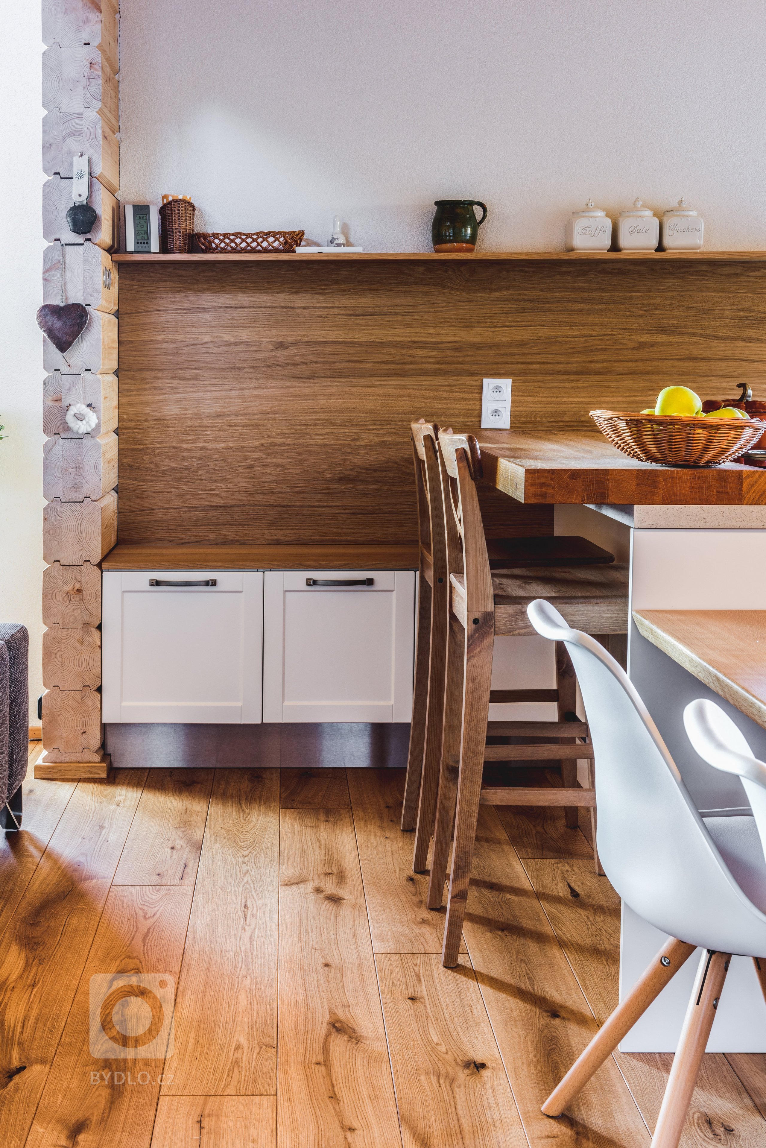 Majitelé tohoto ohromujícího prostoru mají rádi tradiční věci, ale důvěřují moderním technologiím i materiálům. Důležitá je pro ně také praktičnost. V&nbsp…