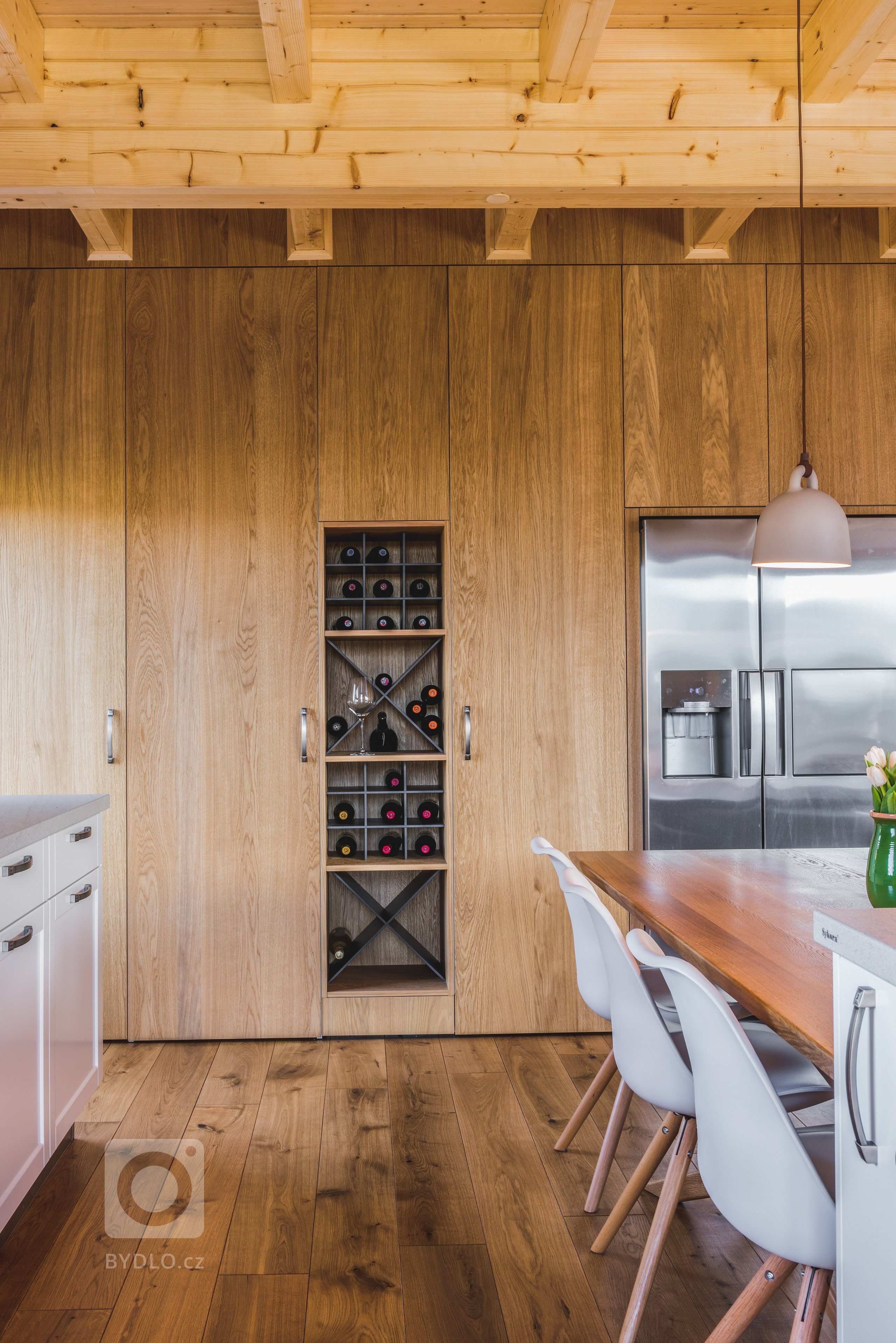 Majitelé tohoto ohromujícího prostoru mají rádi tradiční věci, ale důvěřují moderním technologiím i materiálům. Důležitá je pro ně také praktičnost. V&nbsp…