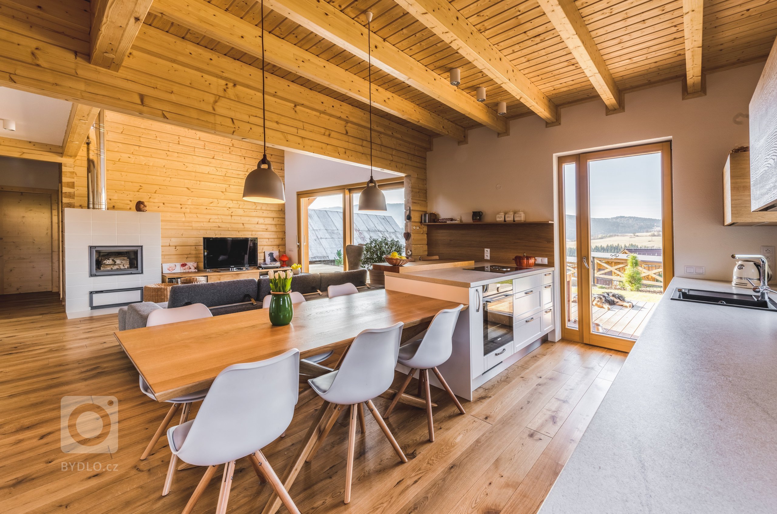 Majitelé tohoto ohromujícího prostoru mají rádi tradiční věci, ale důvěřují moderním technologiím i materiálům. Důležitá je pro ně také praktičnost. V&nbsp…