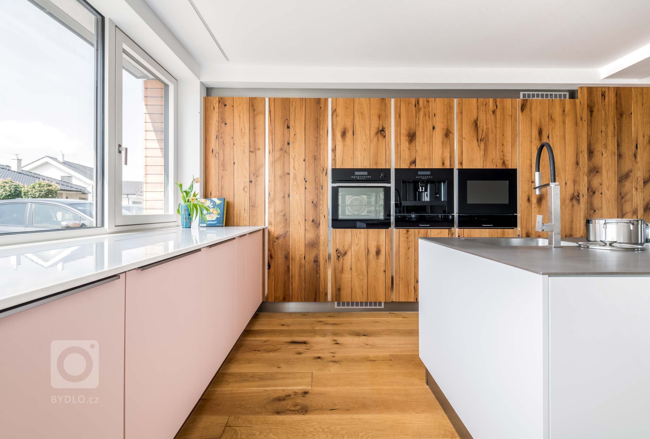 TOP EVERMATT | DUB STARÝ
PŘÍRODNÍ SHOWROOM. PŘÍMO U VÁS DOMA.

&nbsp;

Proč by nás zdi měly oddělovat od přírody? V této kuchyňské sestavě se venkovní…