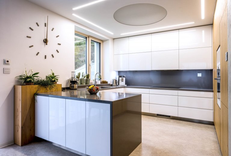 Na začátku téhle kuchyně stálo jediné rozhodování: Zvolit spíše chladnější, luxusnější pojetí plné čistých linií? Nebo výrazné barvy se zdobnými detaily? Jak…