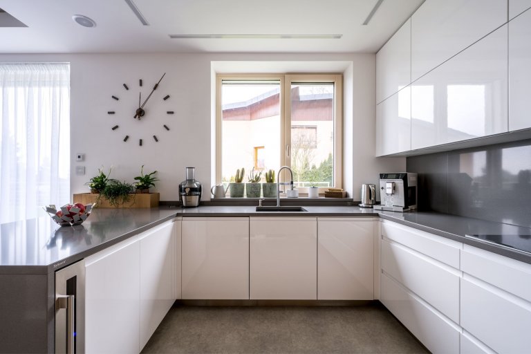 Na začátku téhle kuchyně stálo jediné rozhodování: Zvolit spíše chladnější, luxusnější pojetí plné čistých linií? Nebo výrazné barvy se zdobnými detaily? Jak…