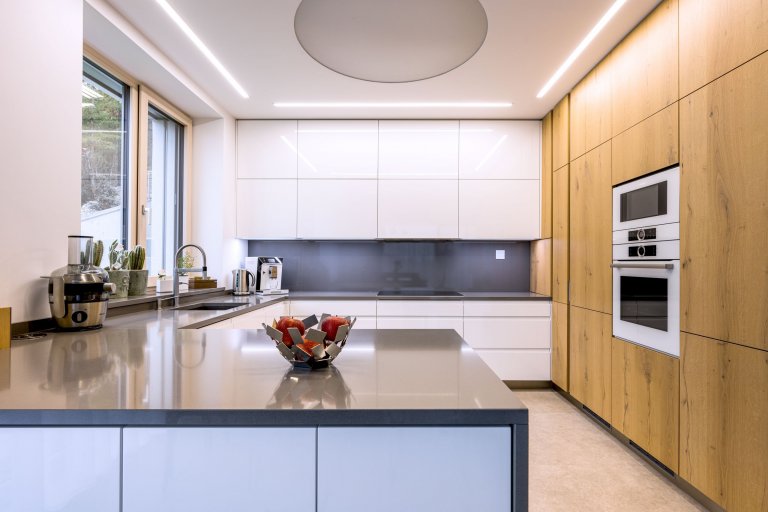 Na začátku téhle kuchyně stálo jediné rozhodování: Zvolit spíše chladnější, luxusnější pojetí plné čistých linií? Nebo výrazné barvy se zdobnými detaily? Jak…