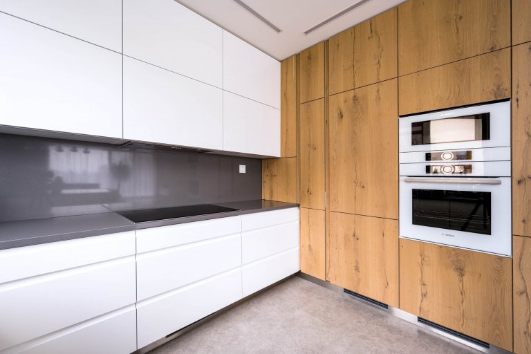 Na začátku téhle kuchyně stálo jediné rozhodování: Zvolit spíše chladnější, luxusnější pojetí plné čistých linií? Nebo výrazné barvy se zdobnými detaily? Jak…