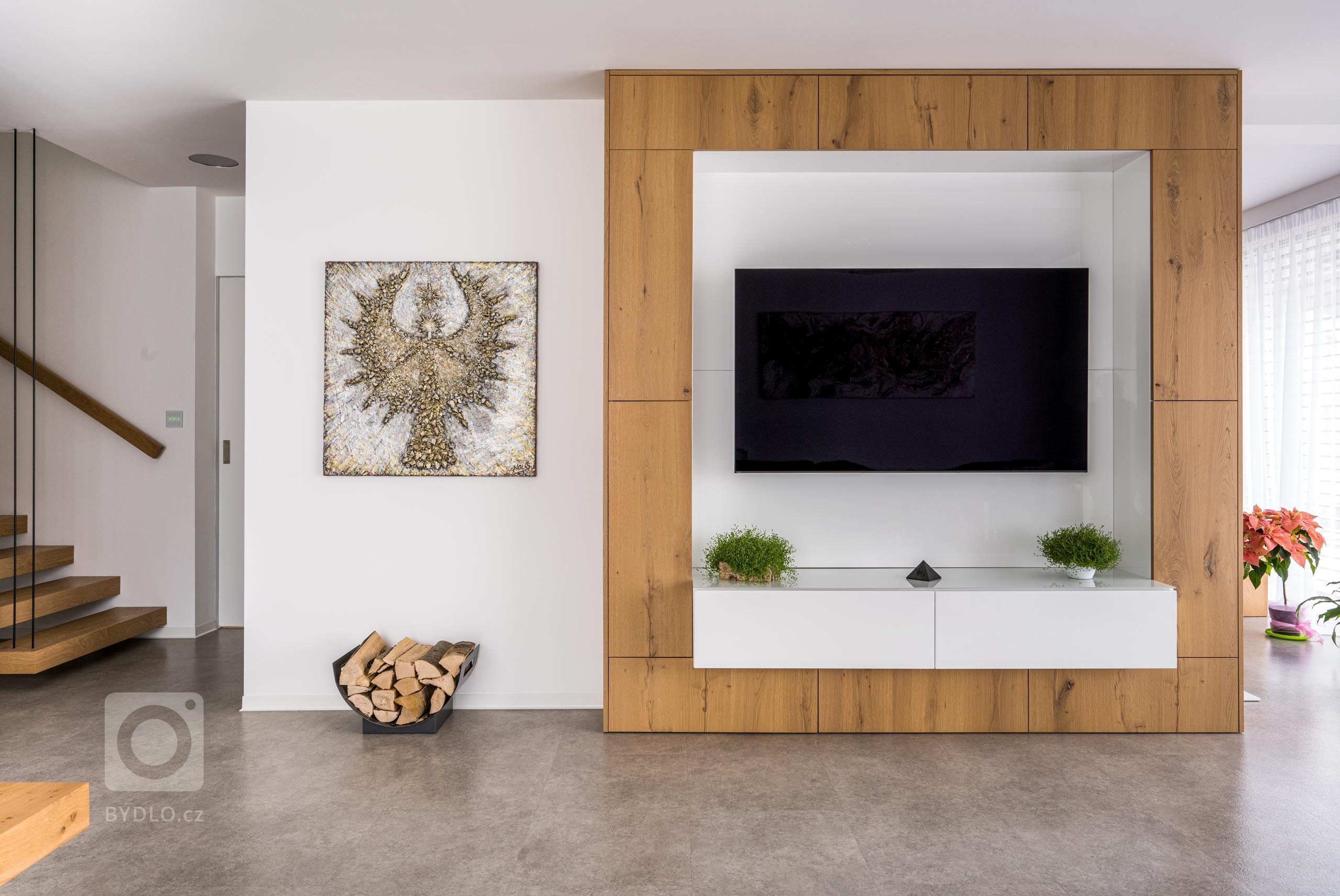 Na začátku téhle kuchyně stálo jediné rozhodování: Zvolit spíše chladnější, luxusnější pojetí plné čistých linií? Nebo výrazné barvy se zdobnými detaily? Jak…