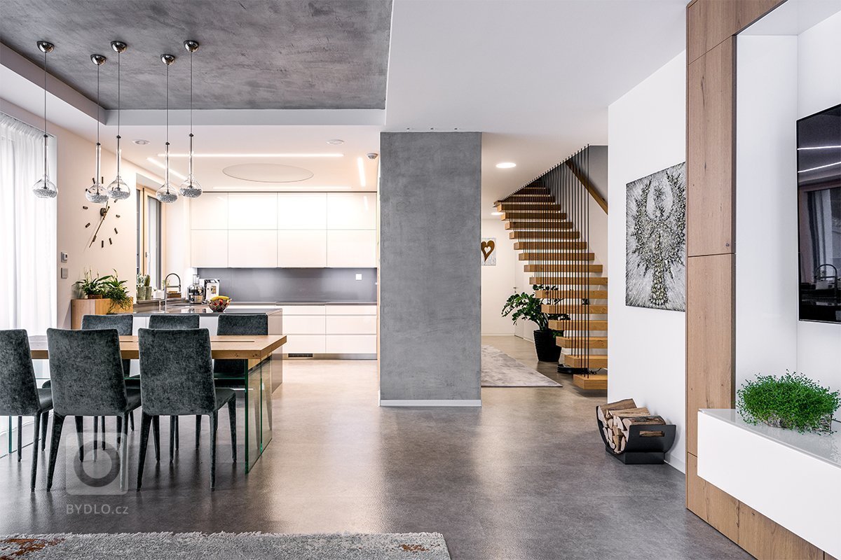 Na začátku téhle kuchyně stálo jediné rozhodování: Zvolit spíše chladnější, luxusnější pojetí plné čistých linií? Nebo výrazné barvy se zdobnými detaily? Jak…