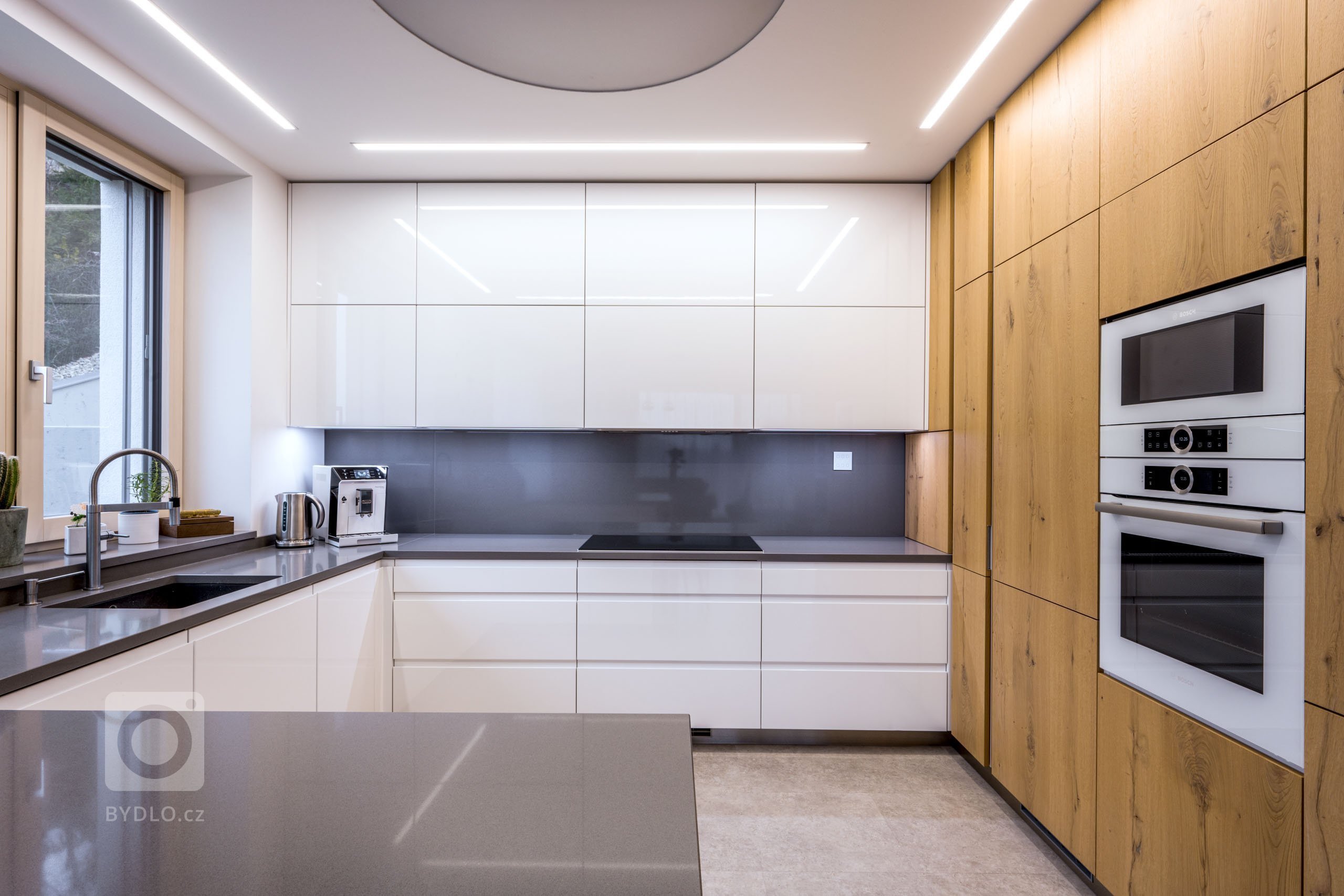 Na začátku téhle kuchyně stálo jediné rozhodování: Zvolit spíše chladnější, luxusnější pojetí plné čistých linií? Nebo výrazné barvy se zdobnými detaily? Jak…