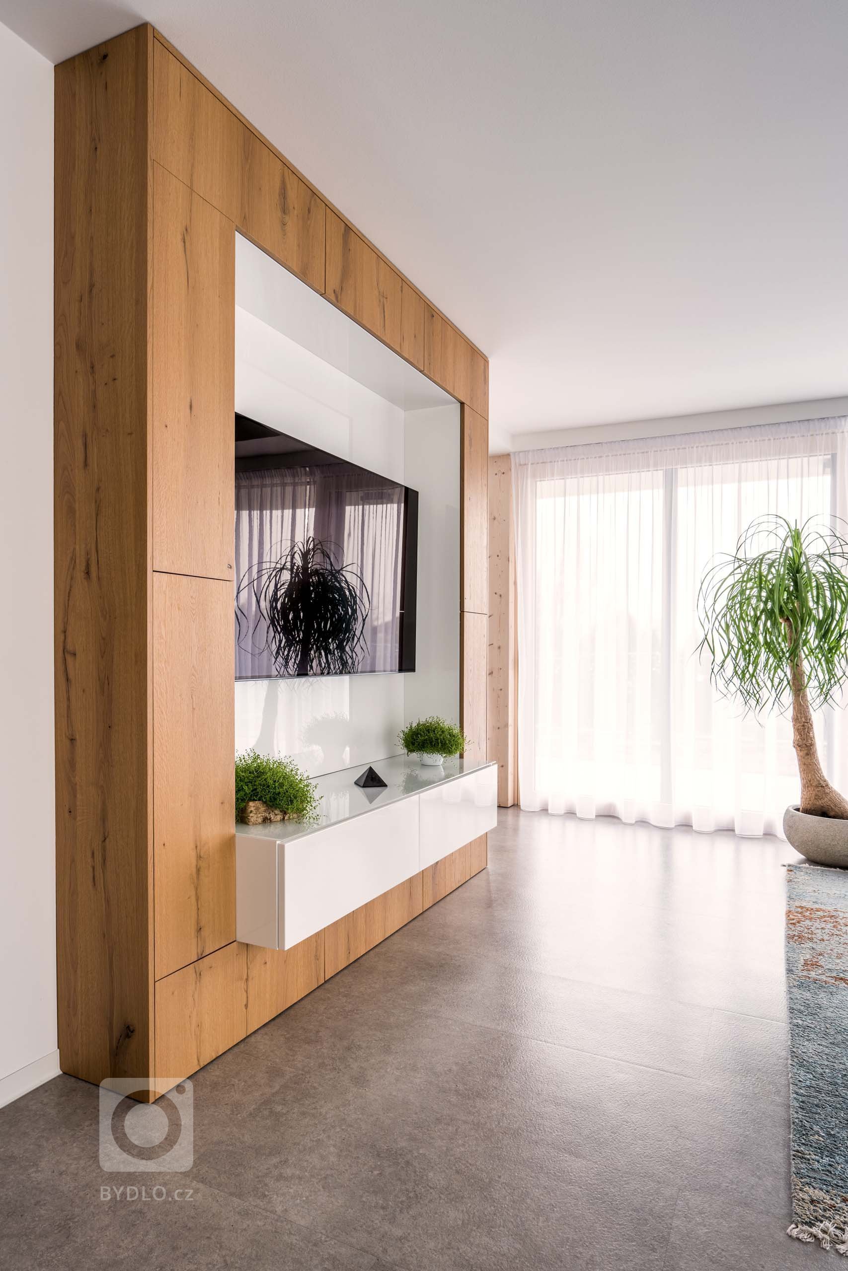 Na začátku téhle kuchyně stálo jediné rozhodování: Zvolit spíše chladnější, luxusnější pojetí plné čistých linií? Nebo výrazné barvy se zdobnými detaily? Jak…