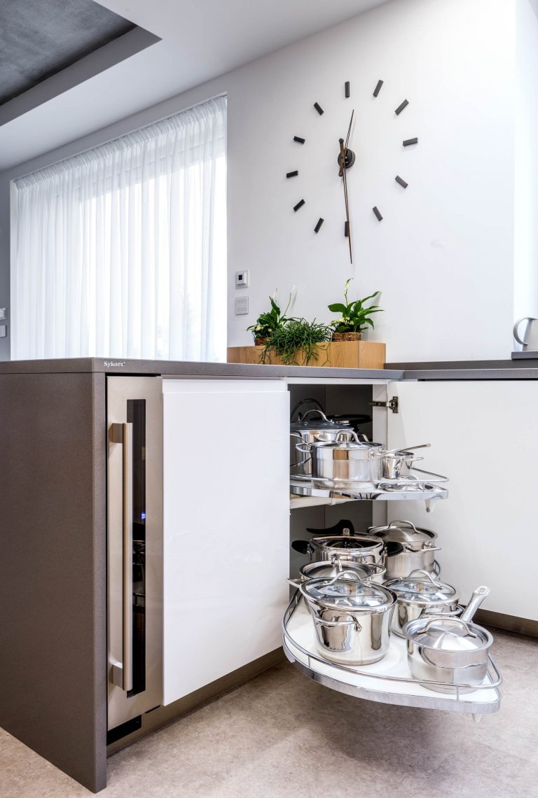 Na začátku téhle kuchyně stálo jediné rozhodování: Zvolit spíše chladnější, luxusnější pojetí plné čistých linií? Nebo výrazné barvy se zdobnými detaily? Jak…