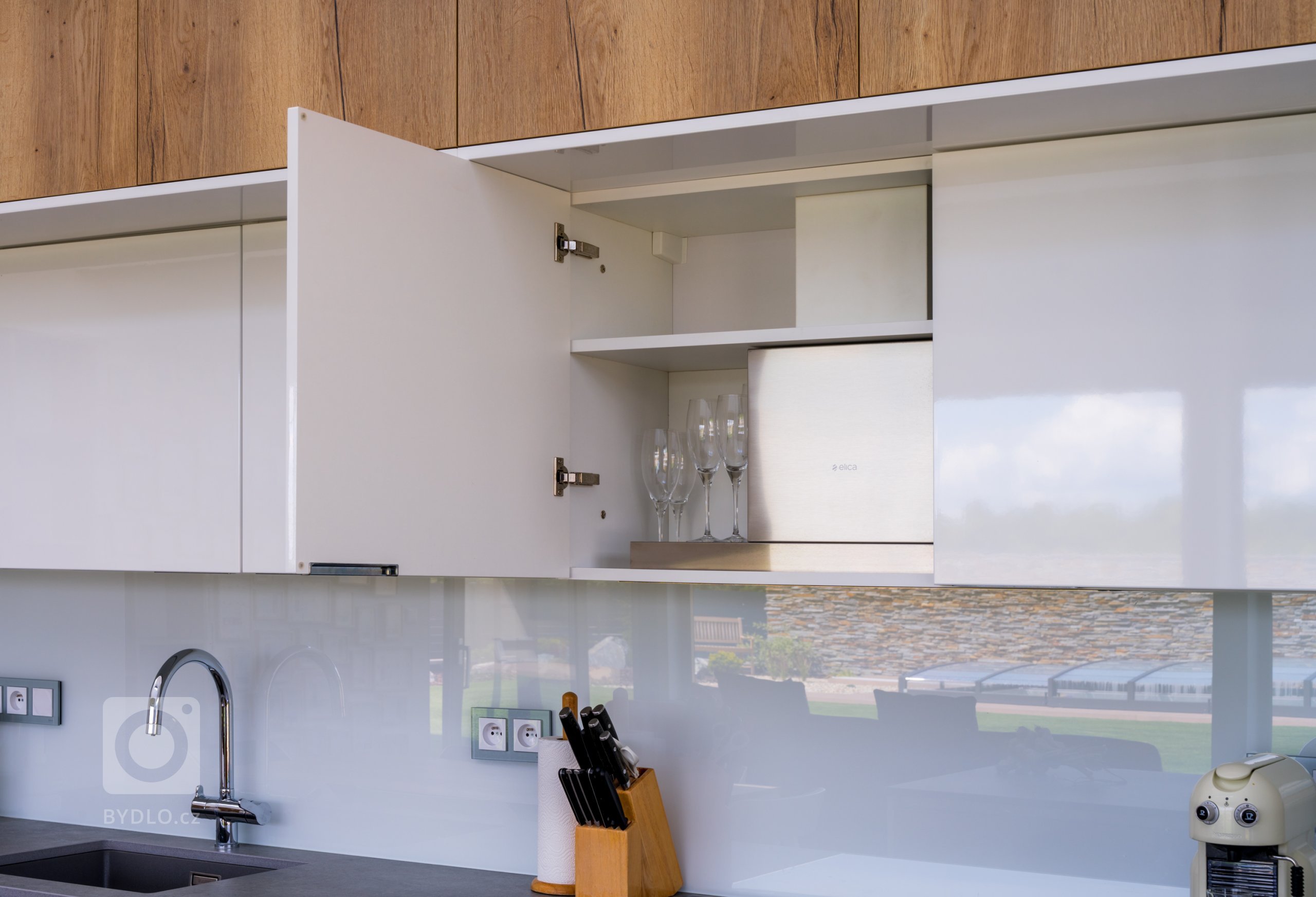 Horizontální skříňky kromě bohatého vnitřního prostoru slouží také jako depozitář pro odsavač, který je zabudován do jejich spodní linie.
