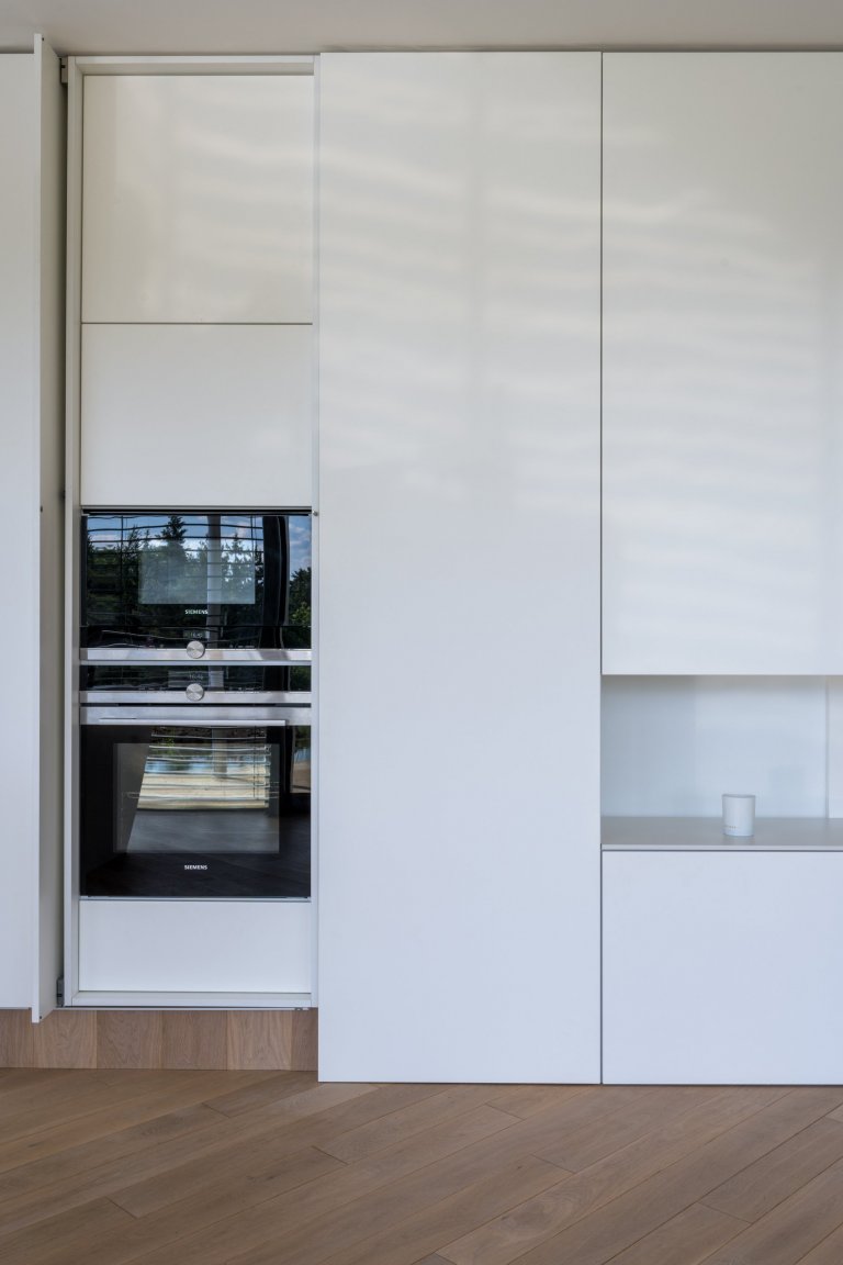 Z luxusního prostoru se rázem stane komfortní místo k vaření. Letmým dotykem otevřete speciální Hawa skříň, jejíž dvířka se elegantně zaparkují po straně a zpřístupní vám mikrovlnnou i horkovzdušnou troubu.