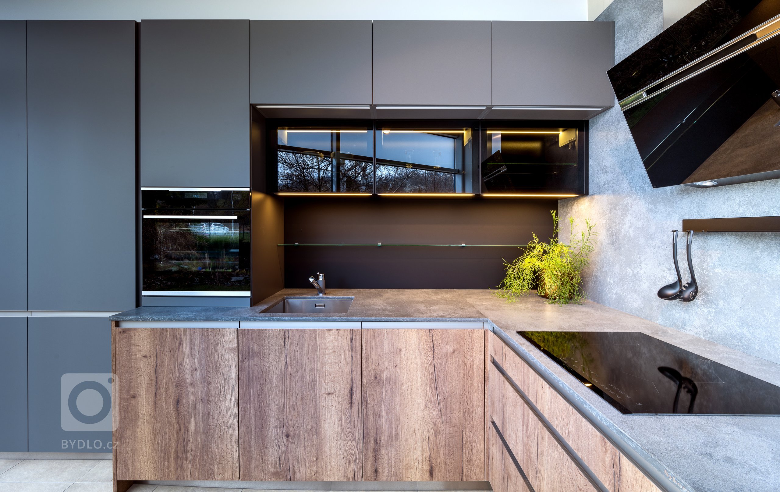 I malá kuchyně může mít dostatek prostoru a úložného místa

To je technicky pojatý koncept Onyx Xtreme. Zvětšená hloubka pracovní desky spolu s výklopy ve dvou…