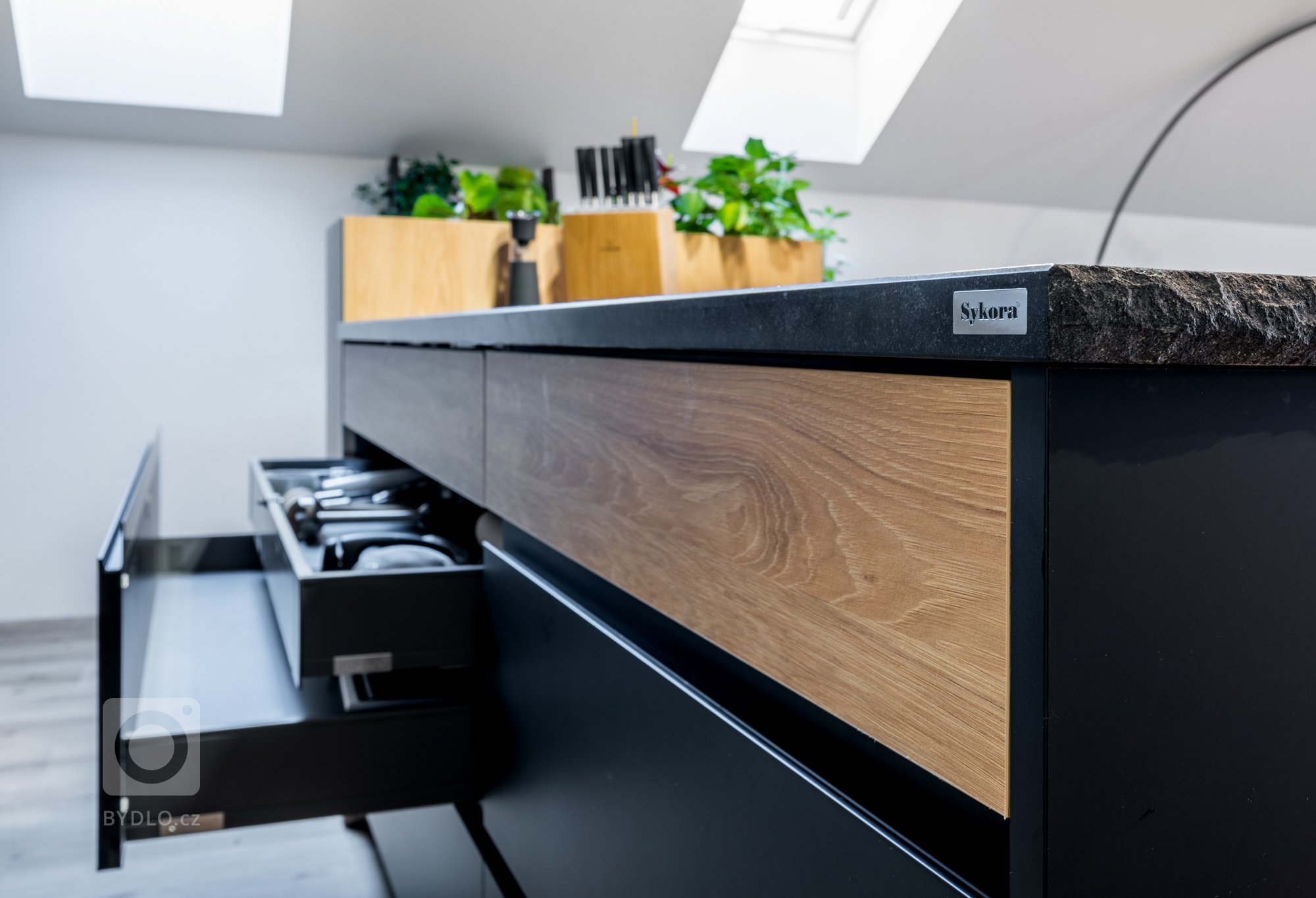 Nejlepší design má vždy pevné základy&nbsp;

Žula. Pevná, krásná, trvalá. Málokterý materiál v sobě tak výrazně a zároveň přirozeně spojuje kouzlo podmanivého…