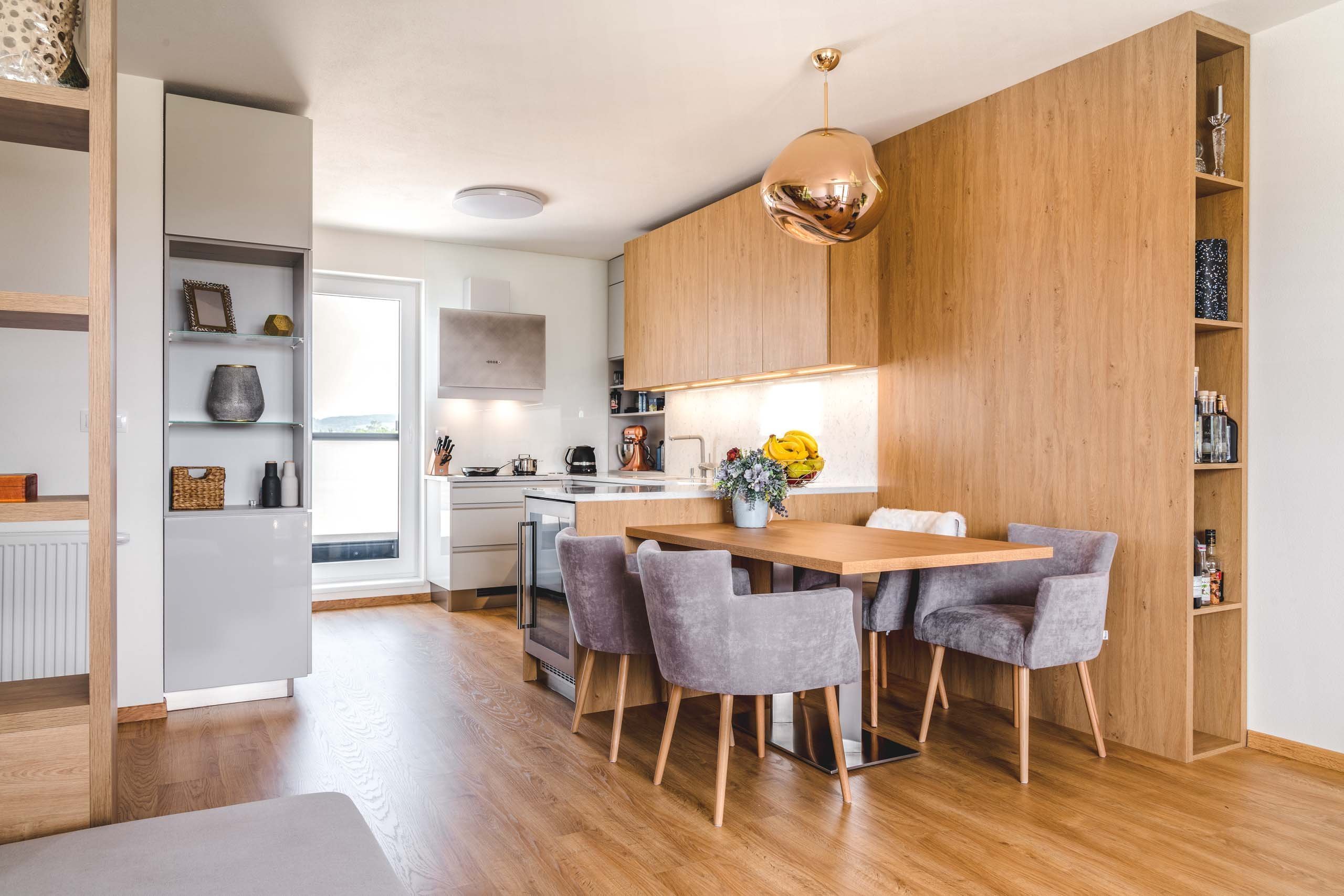 Kchyně Livorno Gloss Platine Grey I Eco Dub Kamenný -&nbsp;ÚSPORNÁ PROSTOREM, VELKORYSÁ NÁPADY

Když nemáte místa na rozdávání a přesto si nechcete dávat…
