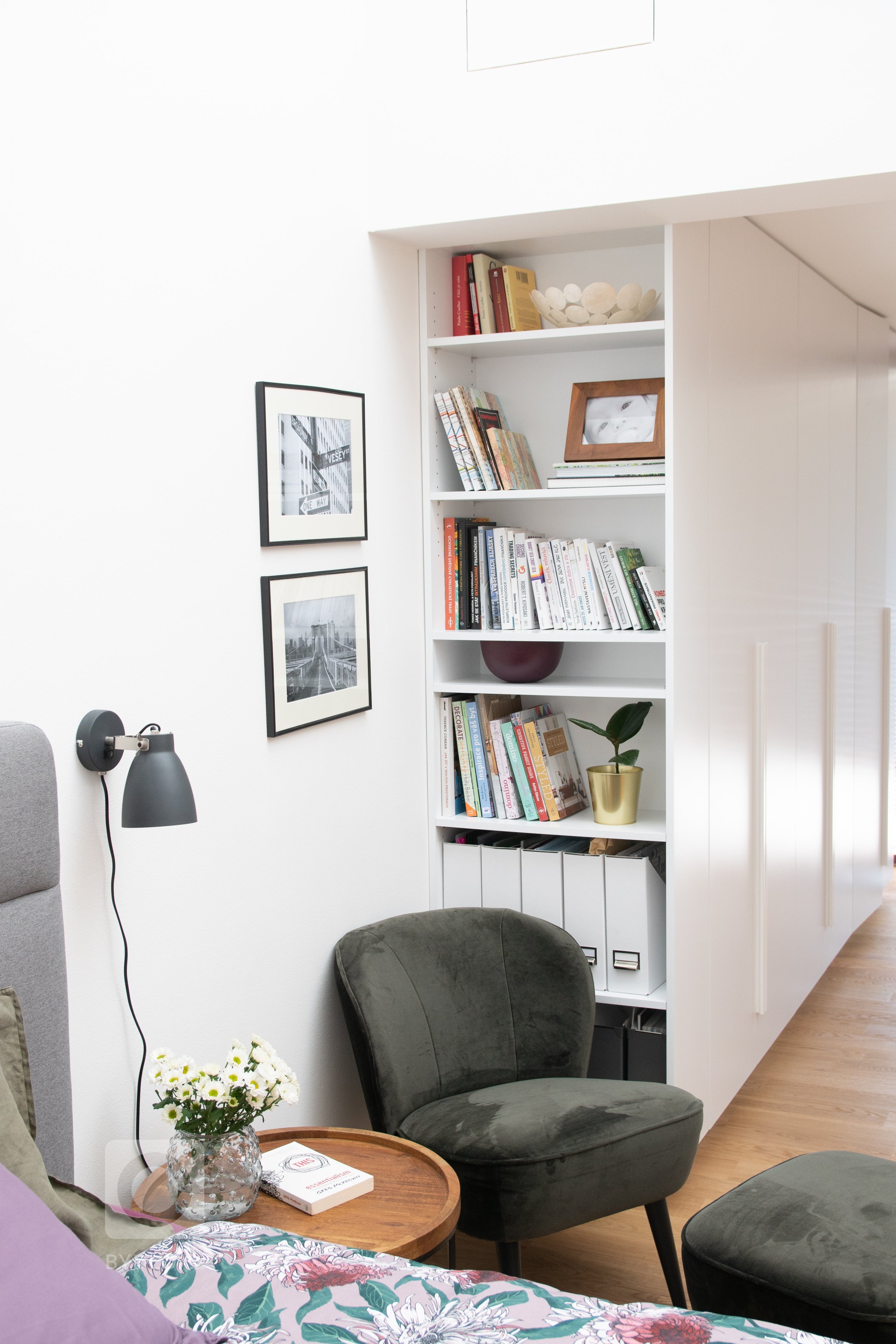 Realizace ložnice v rodinném domě. Původně zde byl nepraktický nábytek v třešňovém dekoru, který půsibl příliš těžkopádně. Skříně byly malé a neposkytovaly tak…