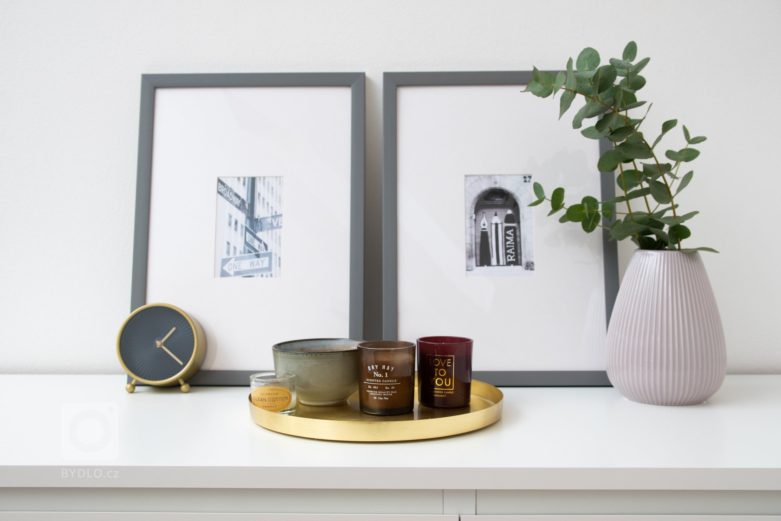 Realizace ložnice v rodinném domě. Původně zde byl nepraktický nábytek v třešňovém dekoru, který půsibl příliš těžkopádně. Skříně byly malé a neposkytovaly tak…