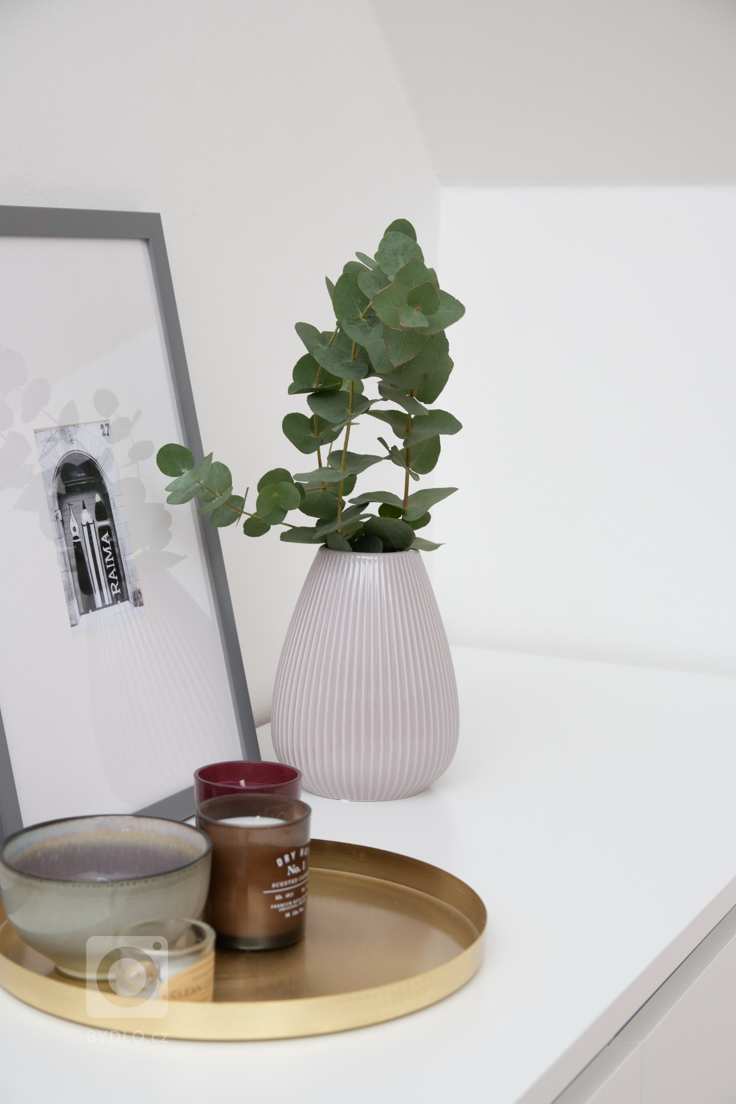 Realizace ložnice v rodinném domě. Původně zde byl nepraktický nábytek v třešňovém dekoru, který půsibl příliš těžkopádně. Skříně byly malé a neposkytovaly tak…