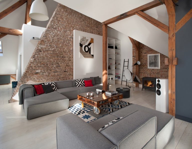 Loft, ve kterém najdete původní staré trámy