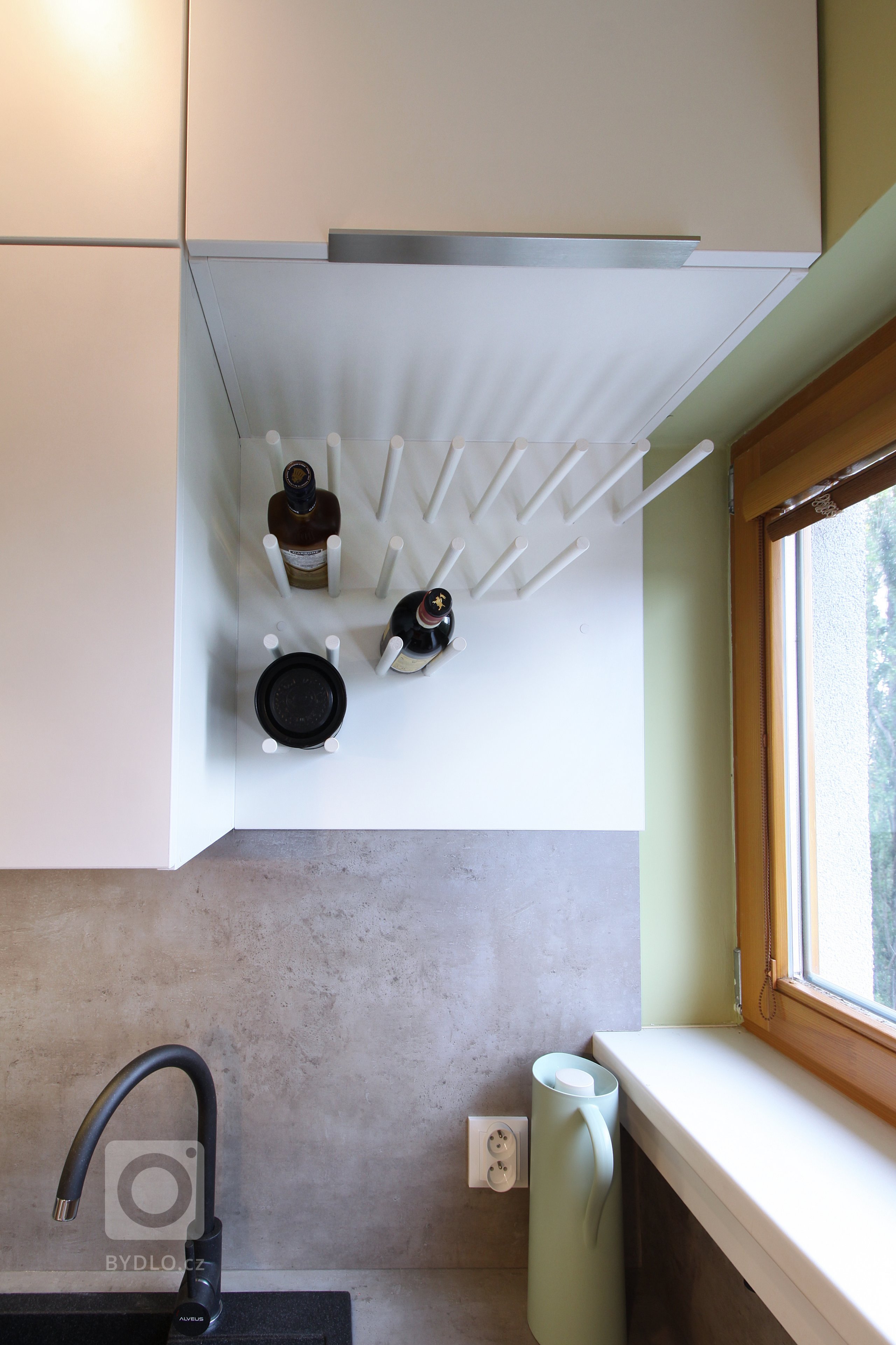 Velmi malý prostor a velký požadavek na úložný i pracovní prostor. Díky lavici před radiátorem se nám povedlo vtěsnat do kuchyně i pohodlné sezení pro 4 lidi.…