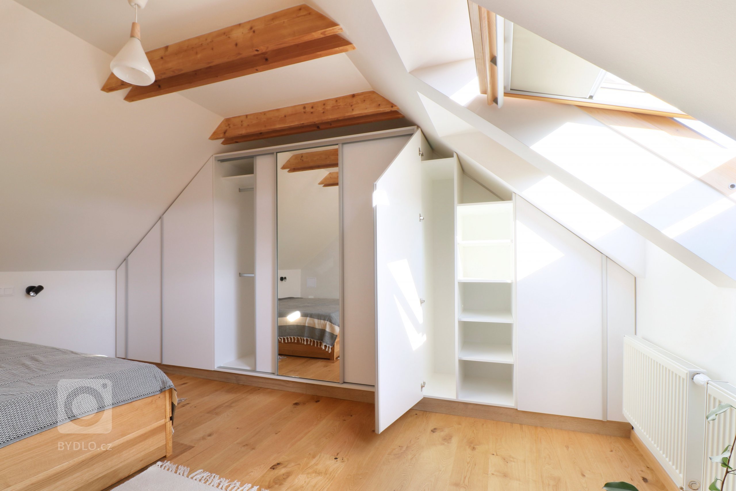 Design a realizace interiéru domu, kde vás vítá slunce. Lépe řečeno žluté dveře :) Interiér byl šitý na míru klientce s důrazem na použití kvalitních materiálů…