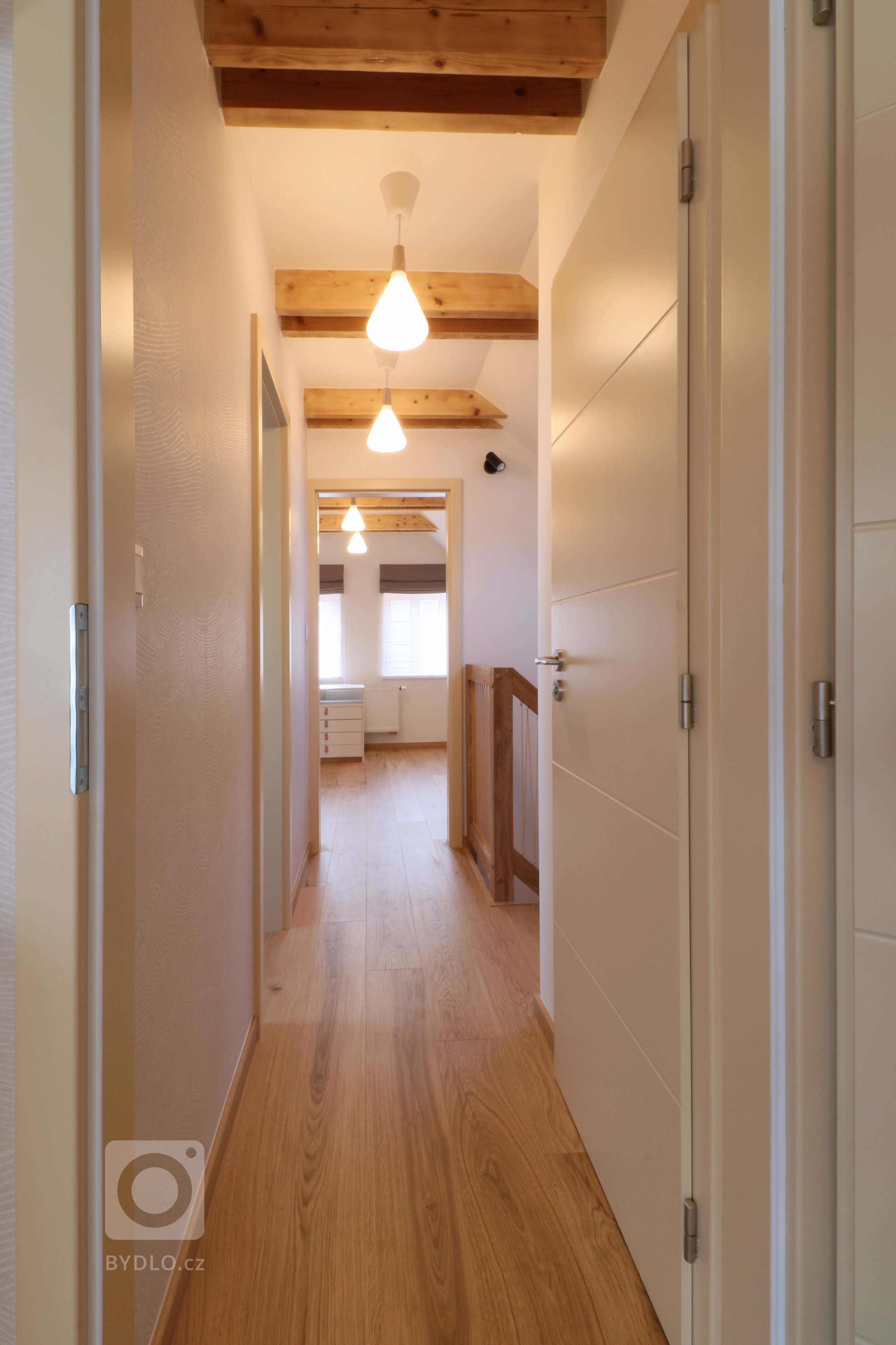 Design a realizace interiéru domu, kde vás vítá slunce. Lépe řečeno žluté dveře :) Interiér byl šitý na míru klientce s důrazem na použití kvalitních materiálů…