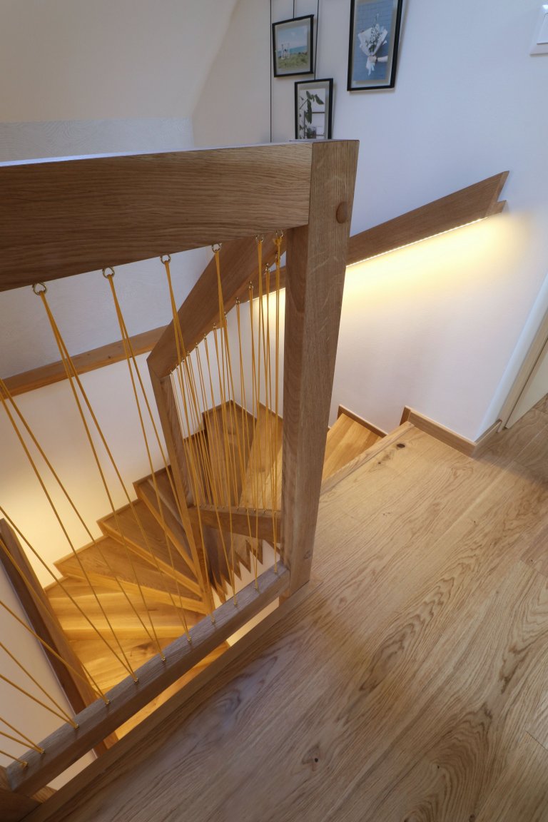 Design a realizace interiéru domu, kde vás vítá slunce. Lépe řečeno žluté dveře :) Interiér byl šitý na míru klientce s důrazem na použití kvalitních materiálů…