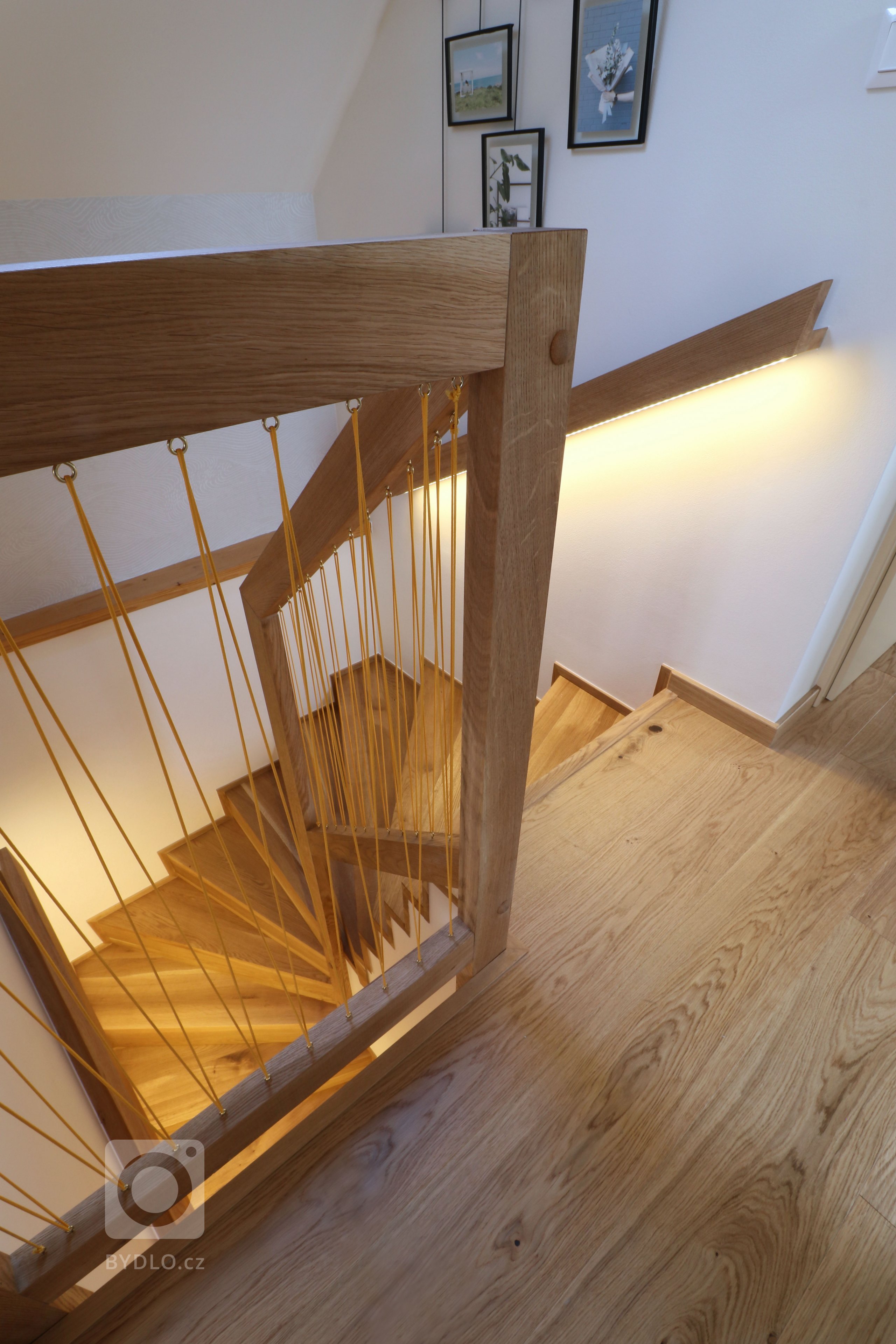 Design a realizace interiéru domu, kde vás vítá slunce. Lépe řečeno žluté dveře :) Interiér byl šitý na míru klientce s důrazem na použití kvalitních materiálů…