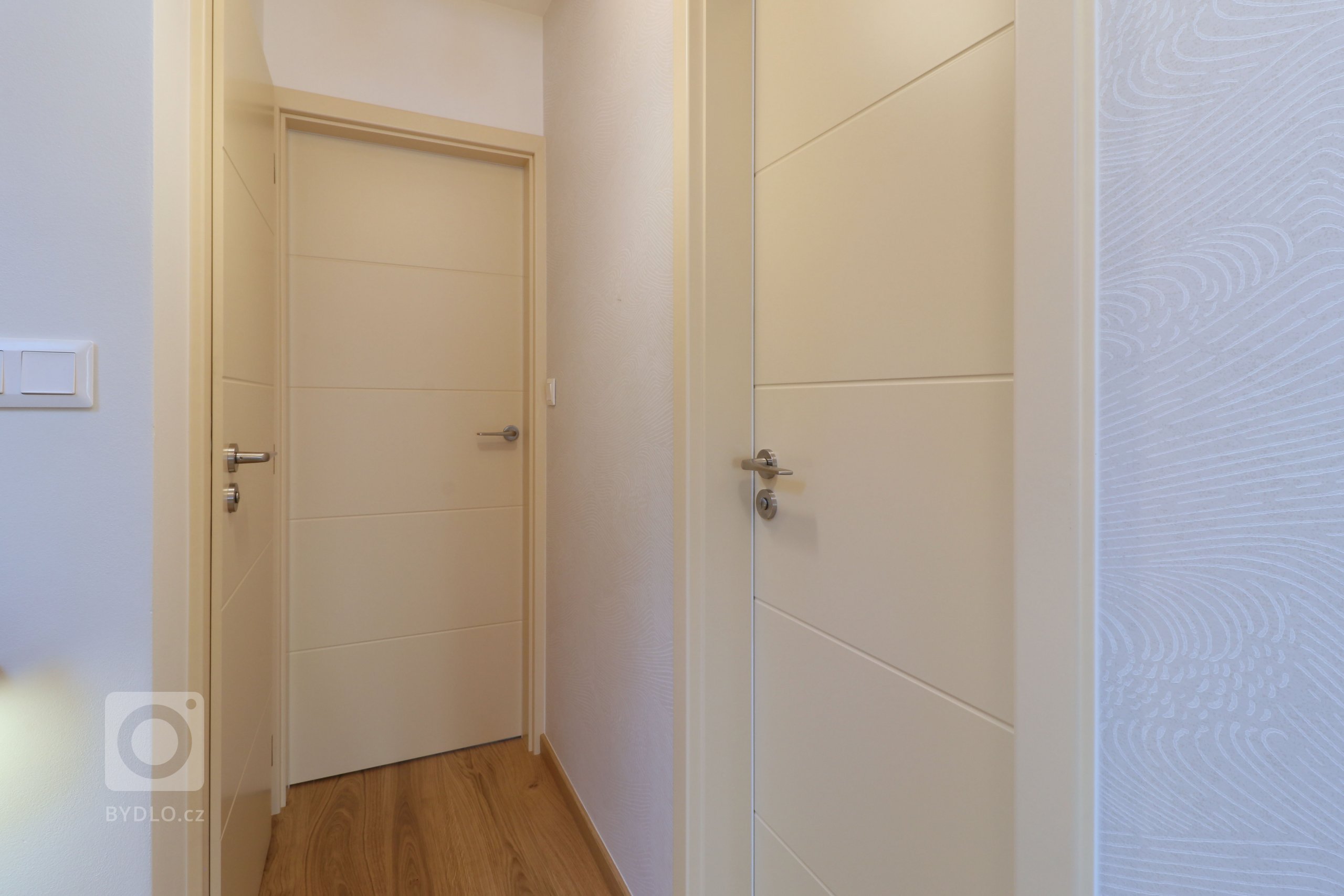 Design a realizace interiéru domu, kde vás vítá slunce. Lépe řečeno žluté dveře :) Interiér byl šitý na míru klientce s důrazem na použití kvalitních materiálů…