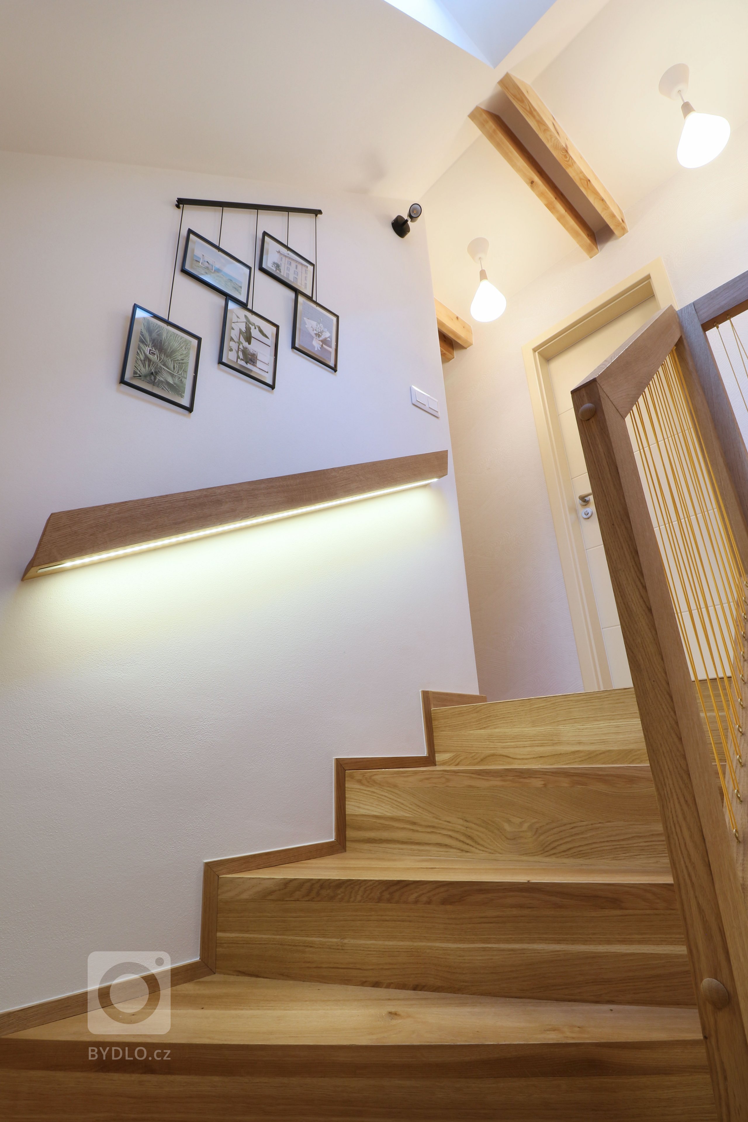 Design a realizace interiéru domu, kde vás vítá slunce. Lépe řečeno žluté dveře :) Interiér byl šitý na míru klientce s důrazem na použití kvalitních materiálů…