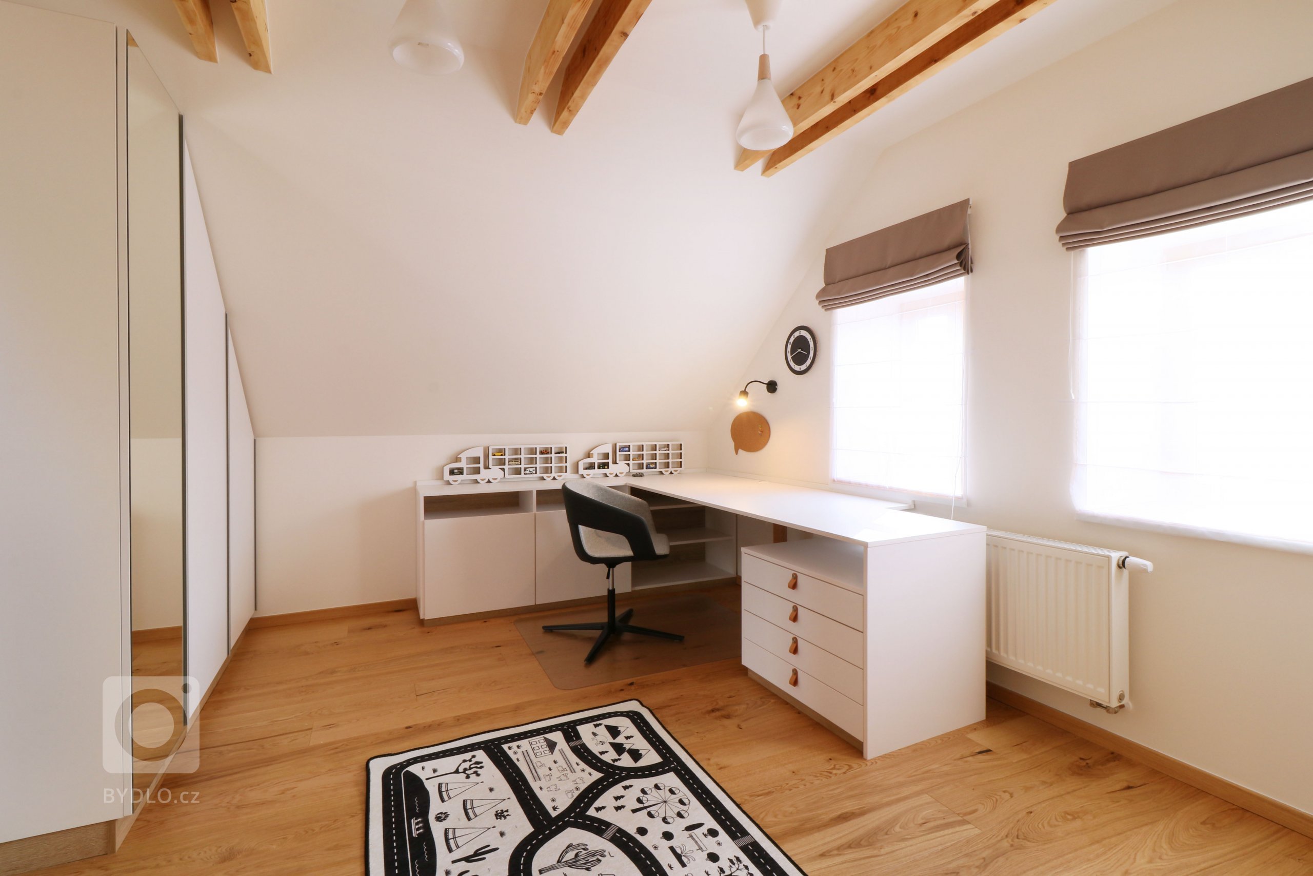 Design a realizace interiéru domu, kde vás vítá slunce. Lépe řečeno žluté dveře :) Interiér byl šitý na míru klientce s důrazem na použití kvalitních materiálů…