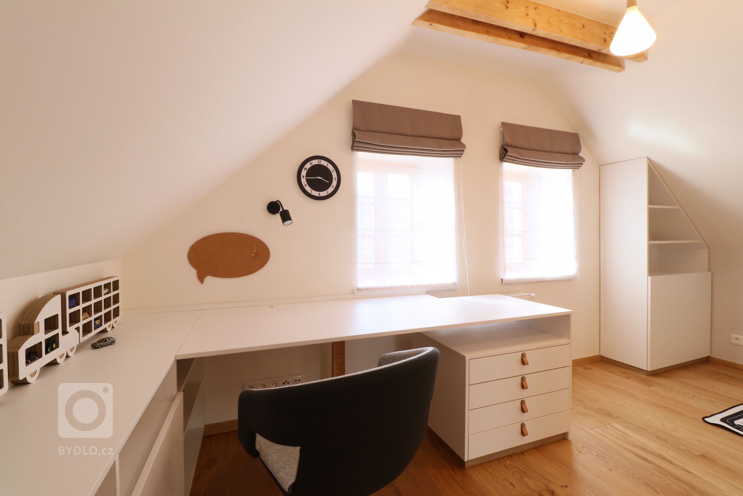 Design a realizace interiéru domu, kde vás vítá slunce. Lépe řečeno žluté dveře :) Interiér byl šitý na míru klientce s důrazem na použití kvalitních materiálů…