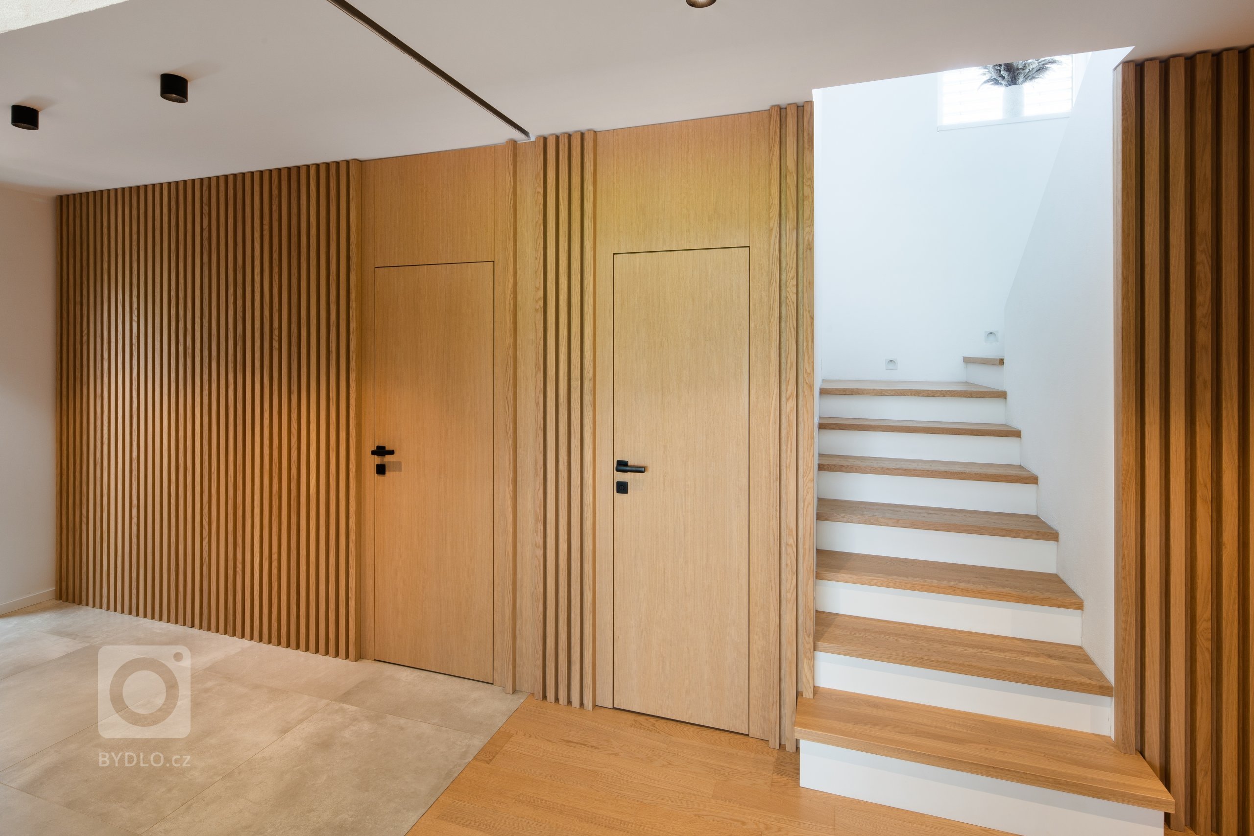 Sázka na jednoduchost a eleganci.&nbsp;V tomto stylovém moderním bytě jasně převládá kontrast černé a bílé barvy, decentně doplněn o prvky v tónech přírodního…