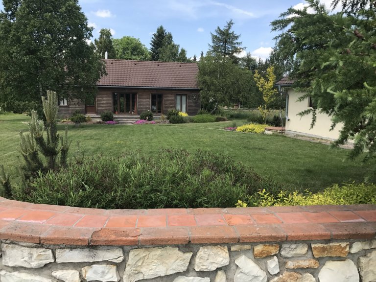 Zahrada u tohoto bungalovu&nbsp;měla volně navázat na okolní krajinu ...záměrně není u tohoto domu plot aby se&nbsp;zahrada propojila s okolím
