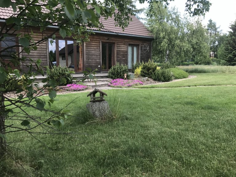 Zahrada u tohoto bungalovu&nbsp;měla volně navázat na okolní krajinu ...záměrně není u tohoto domu plot aby se&nbsp;zahrada propojila s okolím
