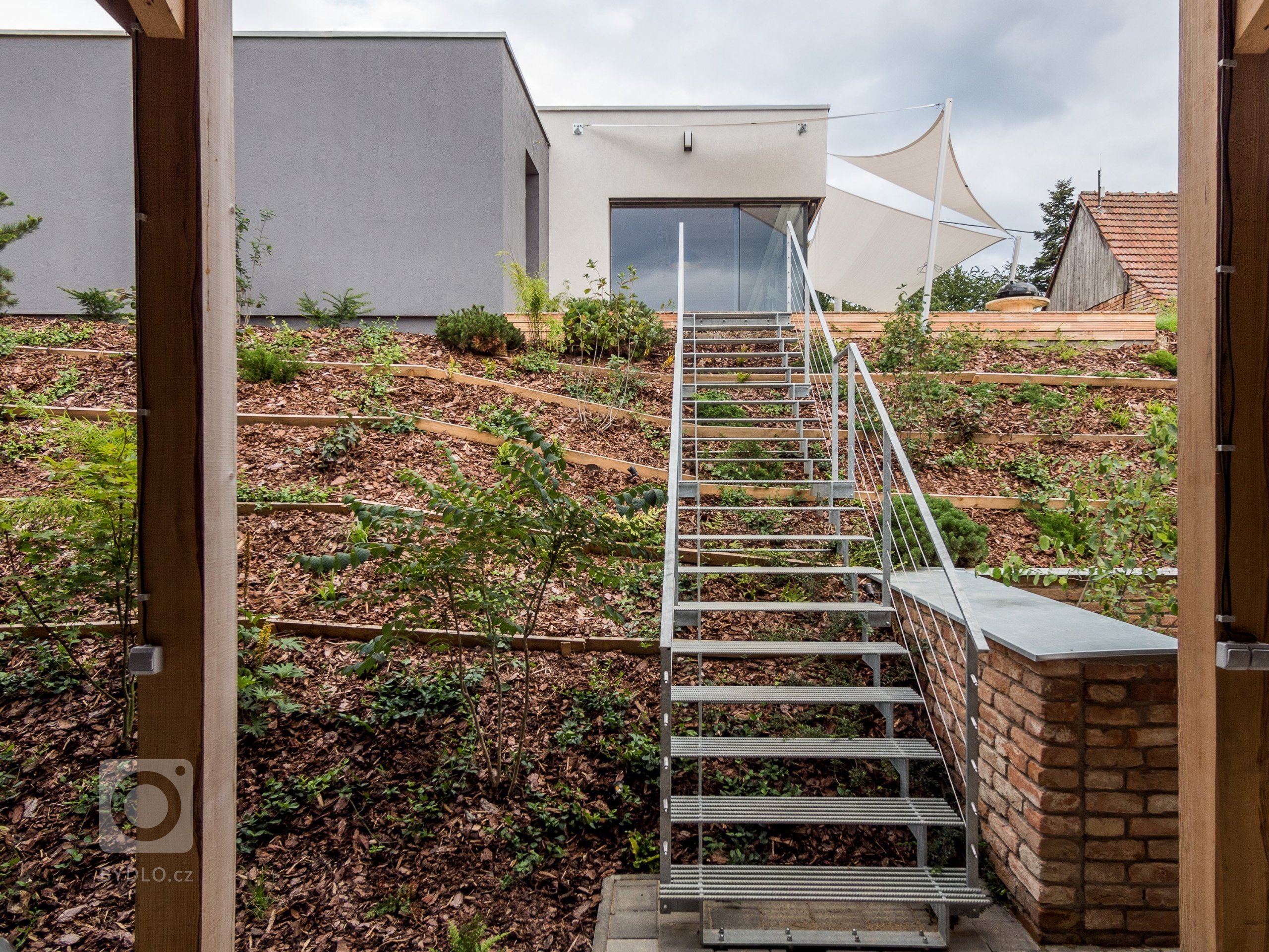 Luxusní ZENHOME u Brna s obřím rohovým prosklením se těší krásným výhledům do okolí. Původně nenápadný pozemek ve staré zástavbě bylo třeba navýšit (posloužila…