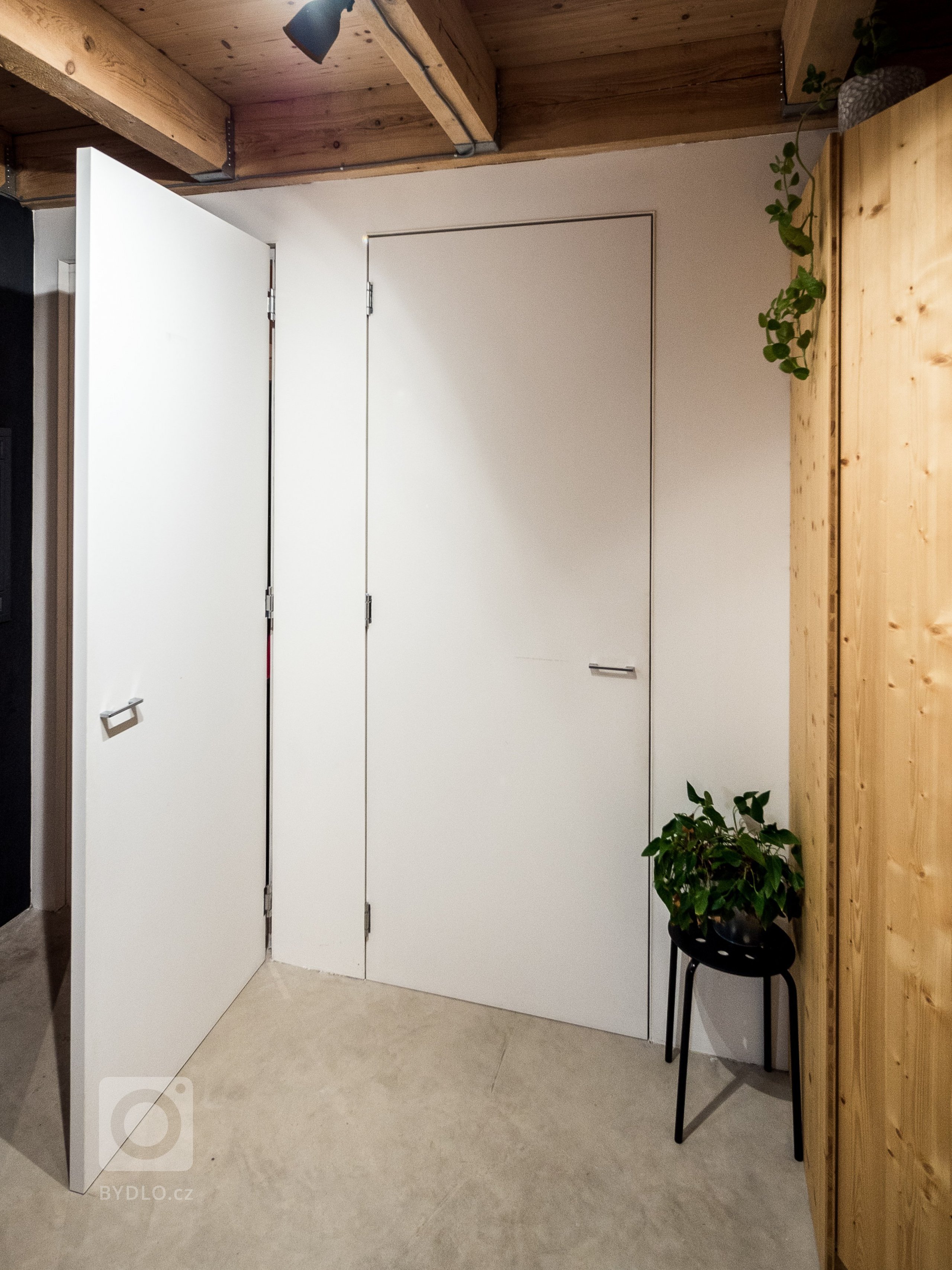 Dveře se skrytou zárubní dokonale splývají se stěnou.