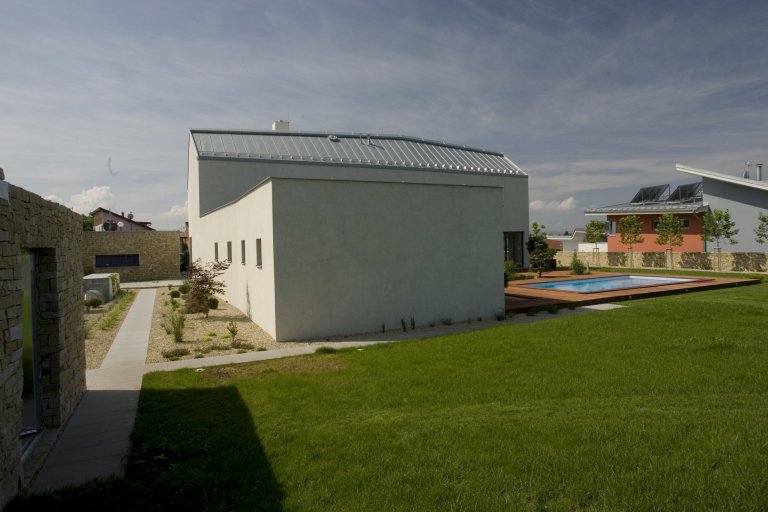 Obec Mikulovice, v&nbsp;jejímž katastru leží parcela, se nachází v&nbsp;rovinaté polabské krajině. Archeologické nálezy prokázaly přítomnost únětické kultury,…